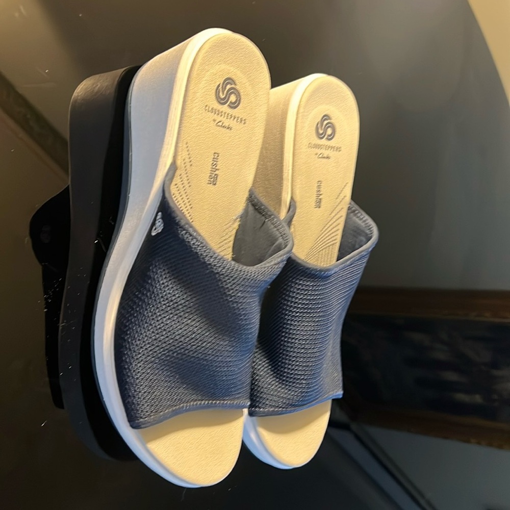 Women’s Clark’s Cloudsteppers size 9.5 slides in navy New